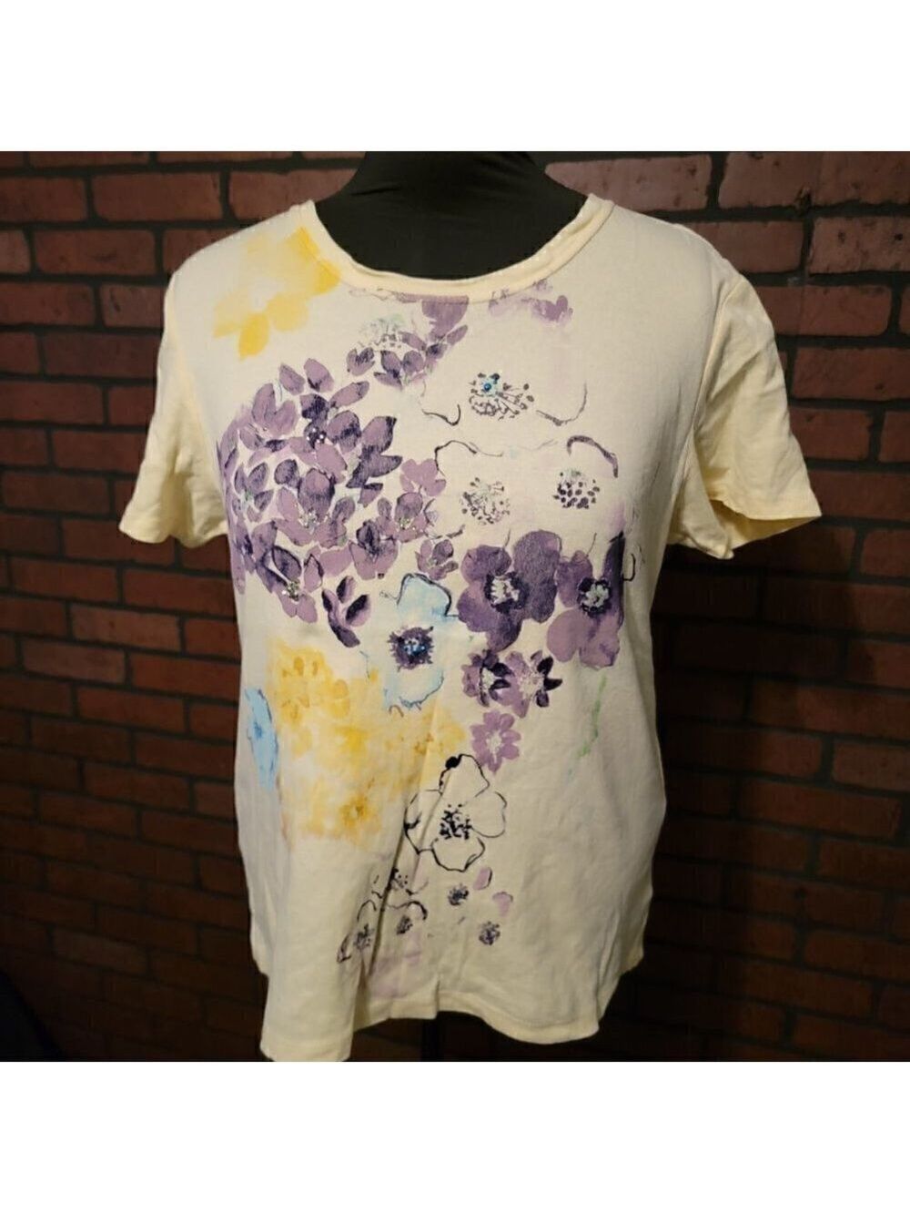 Nicole Miller short sleeve Size XL.  Yellow   21" across the chest, 25" in lengt